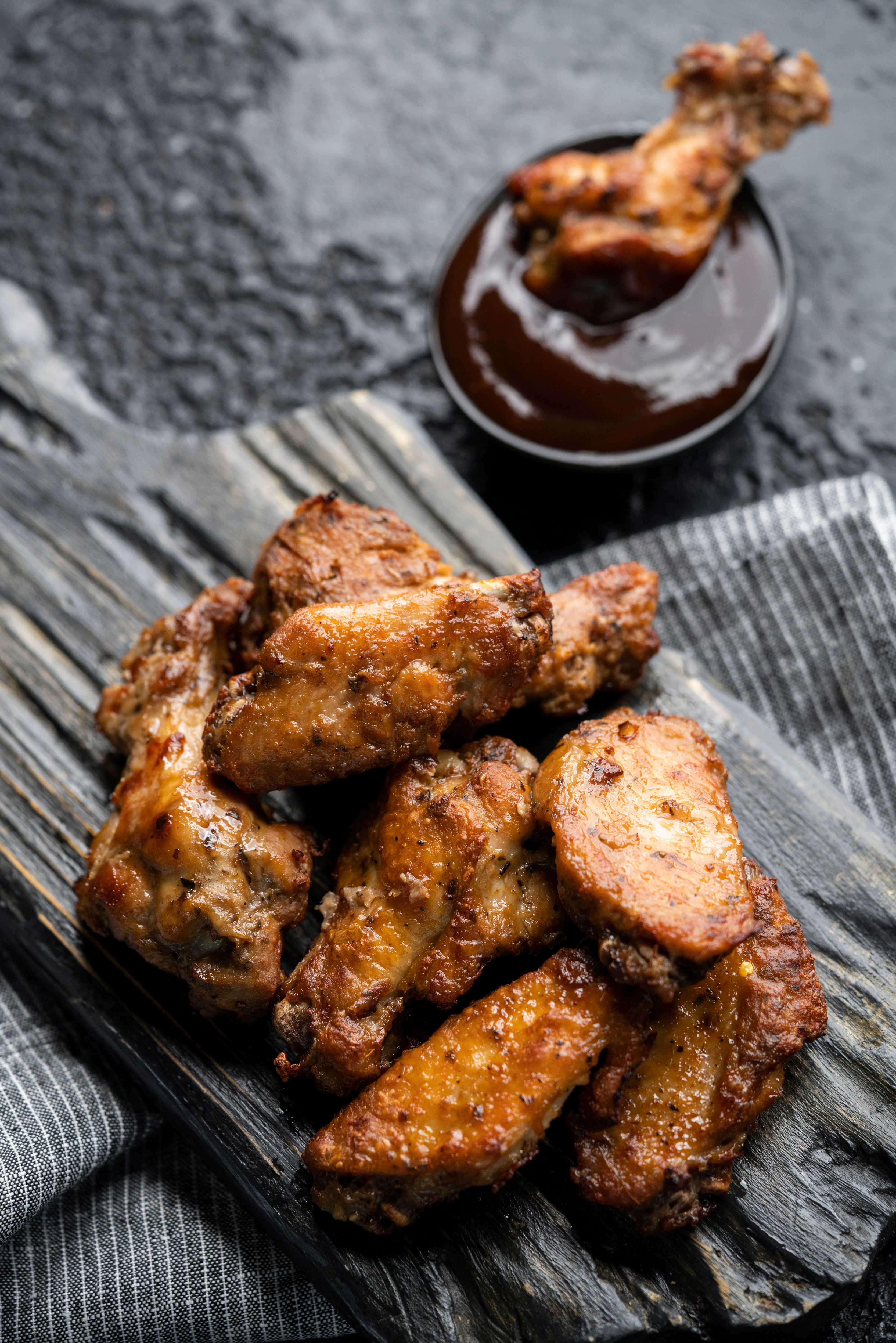 Hotwings op donkere plank