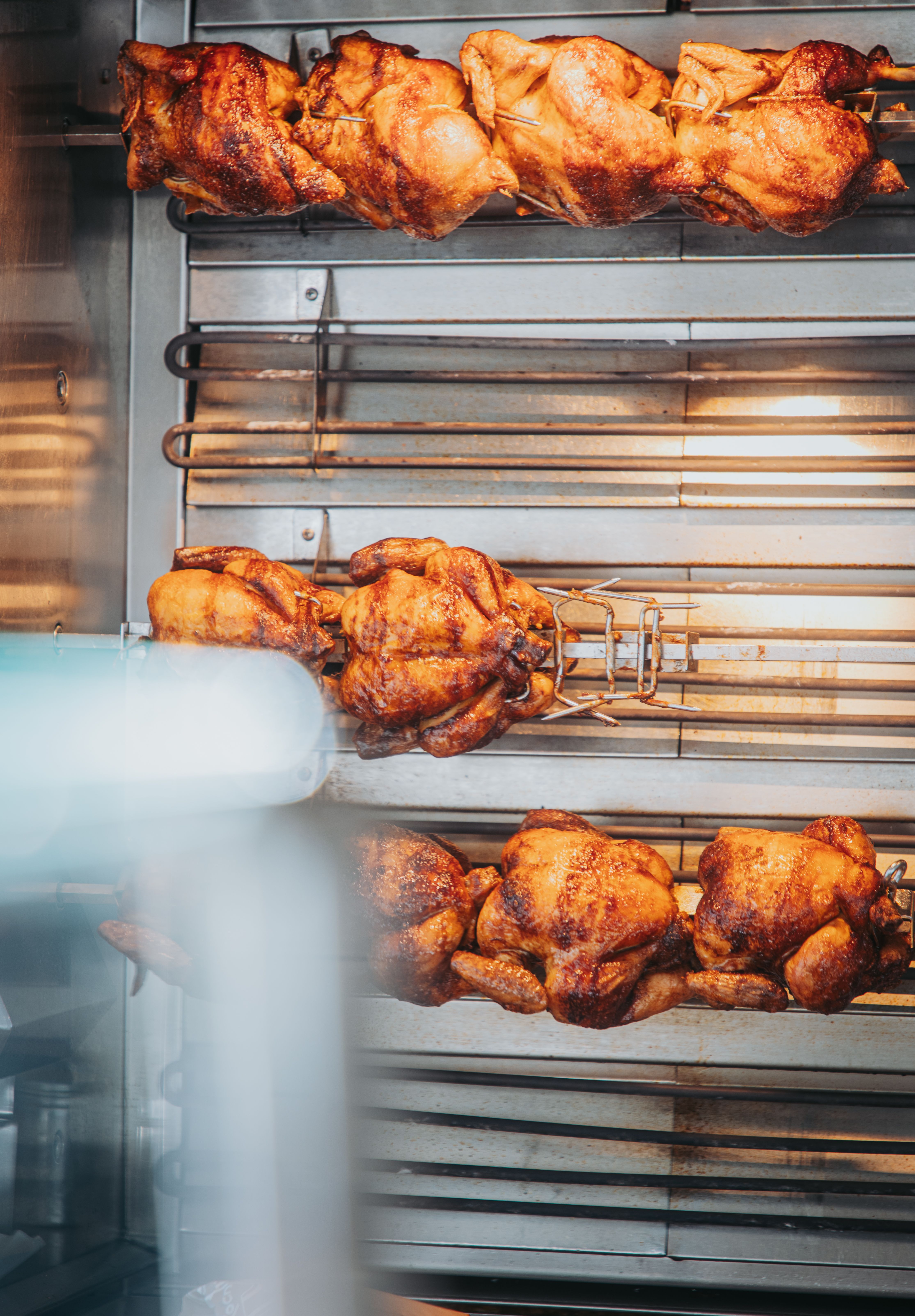 Rotisserie kip aan het spit