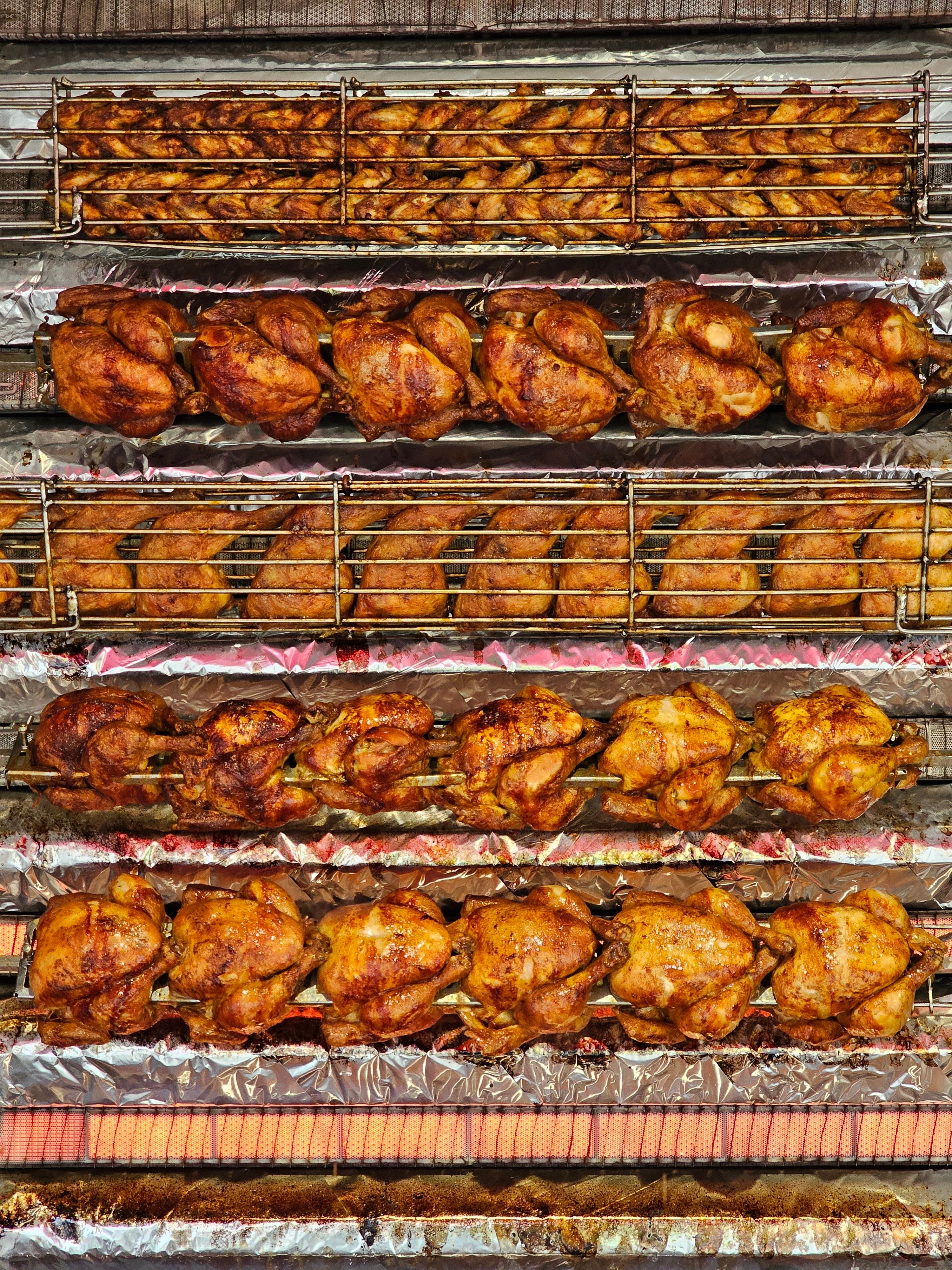 Rotisserie kip aan het spit